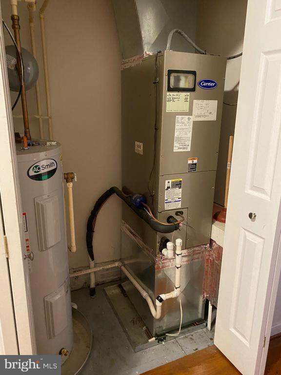 Building Photo - 910 S Charles St