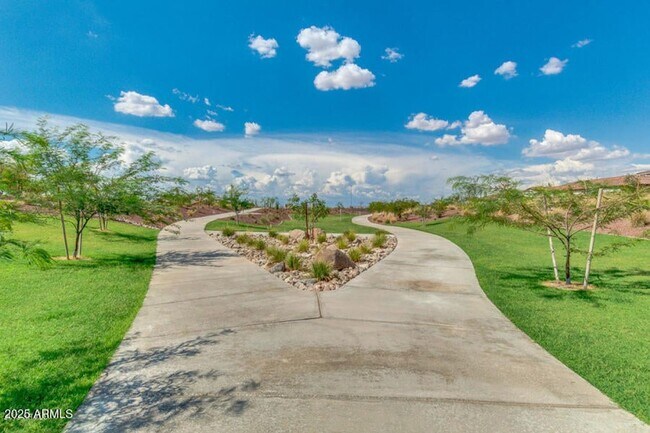 Building Photo - Gorgeous 5 Bed 3 Bath ++ Full SOLAR home +...