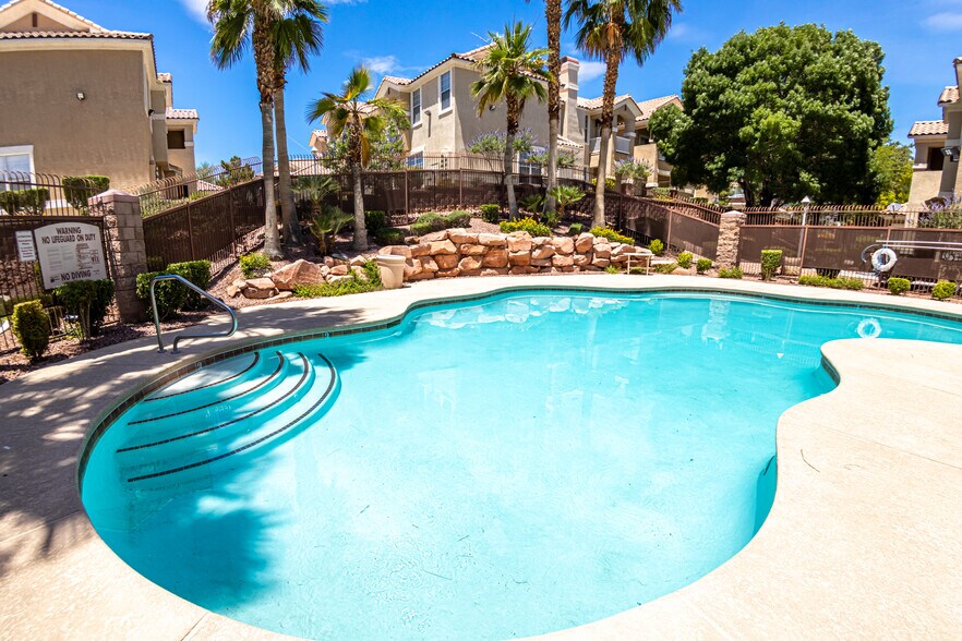 Building Photo - 5855 Valley Dr