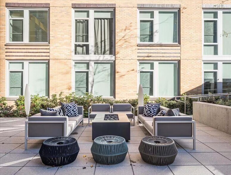 Building Photo - 400 Army Navy Dr