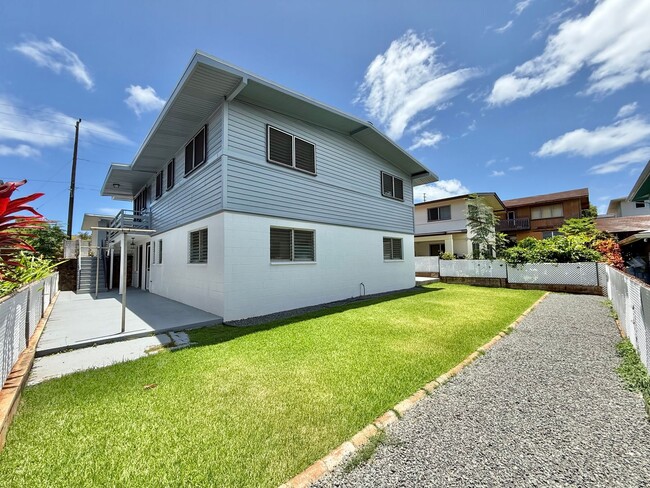 Building Photo - Modern two story Kaimuki home - all new ki...