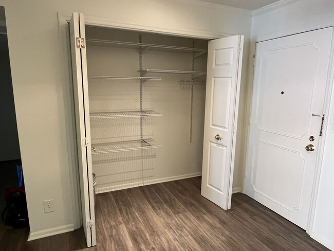 Building Photo - Updated 3 Bed Condo in Myers Park