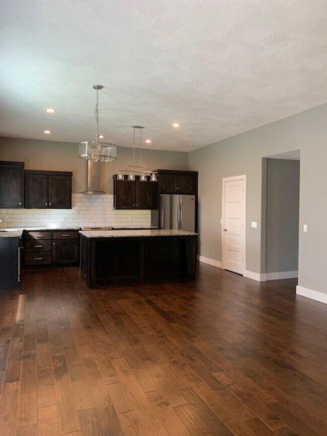 Building Photo - Beautiful Open Layout 3 Bedroom 2 Bath 3 C...