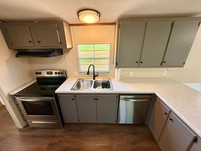 Building Photo - 2948 Ellejoy Rd