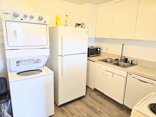 Building Photo - Waikiki Liliuokalani Plaza 2 Bedroom 2 Bat...