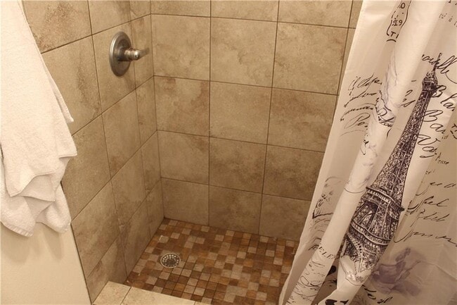 Building Photo - 706 W 24th St