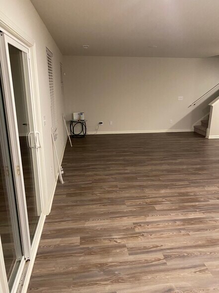 Building Photo - 427 Silo Ct