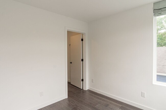 Building Photo - 2Bd/1.75Ba Seattle Townhome
