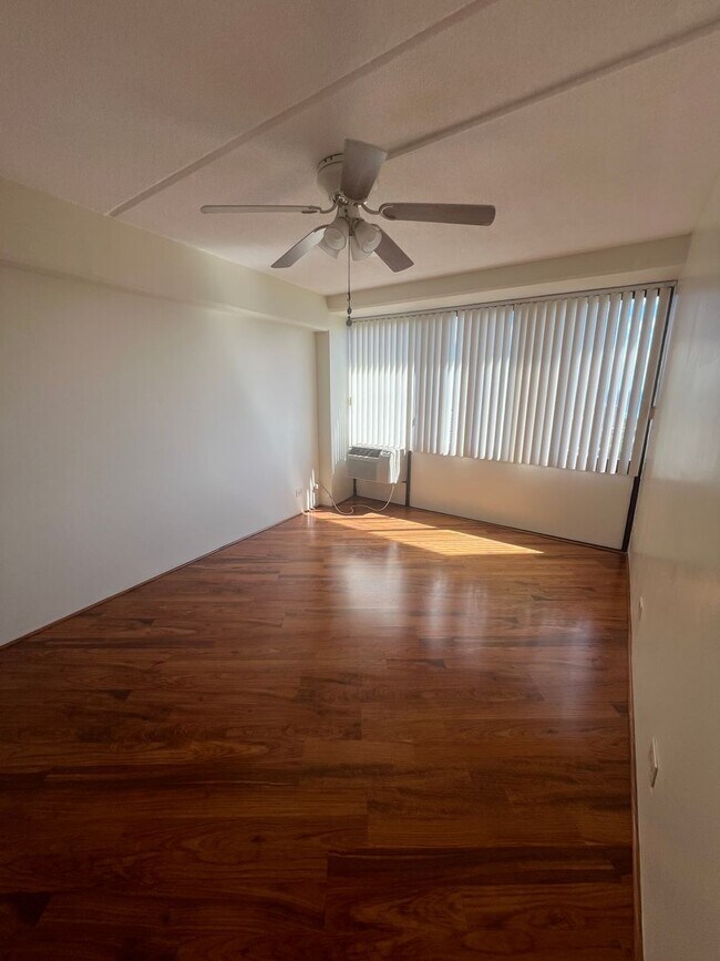 Building Photo - SPACIOUS 1 Bed 1.5 Bath 1 Parking w/ Amazi...