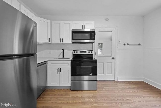 Building Photo - 34 E Hendrickson Ave