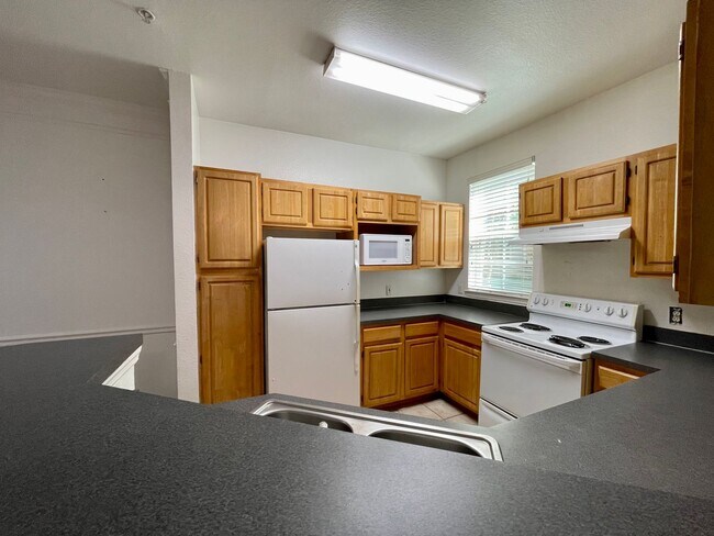 Building Photo - GREAT LOCATION!  SPACIOUS 3 BEDROOM 2 BATH...