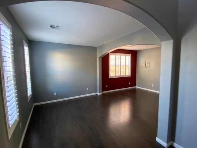 Building Photo - Gorgeous 4Bed/2.5Bath/2Car, 2-Story Residence with Loft in Mountains Edge Area gated Community!