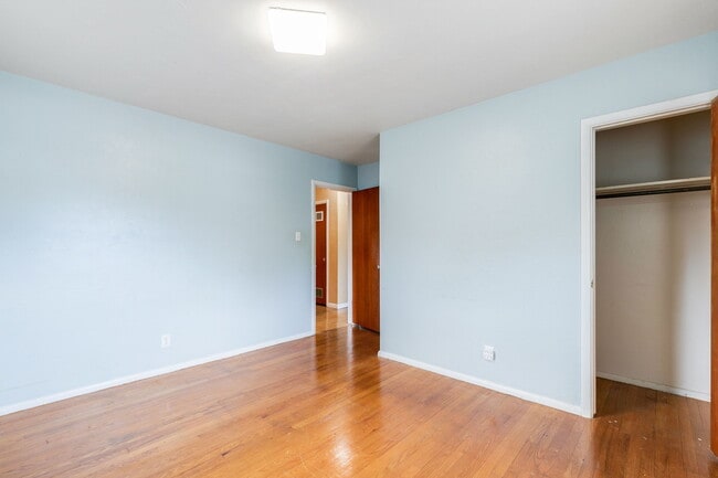 Building Photo - 1411 Custer Ave