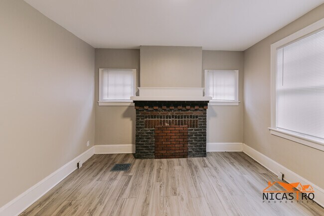 Building Photo - 2072 Indianola Ave