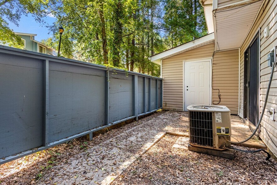 Building Photo - 8586 Creekwood Way