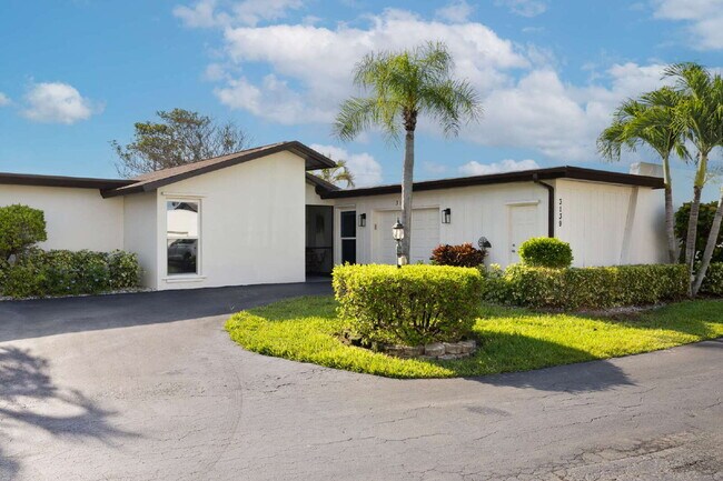 Building Photo - Lakewood - just 10minutes to Downtown Naples!