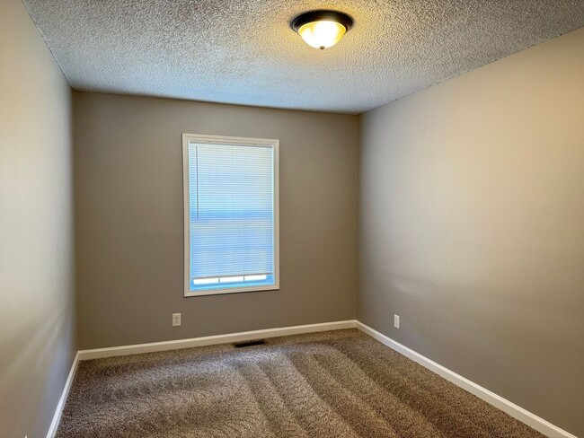 Building Photo - Awesome Ranch near Exit 1! 3bed/2bath with...