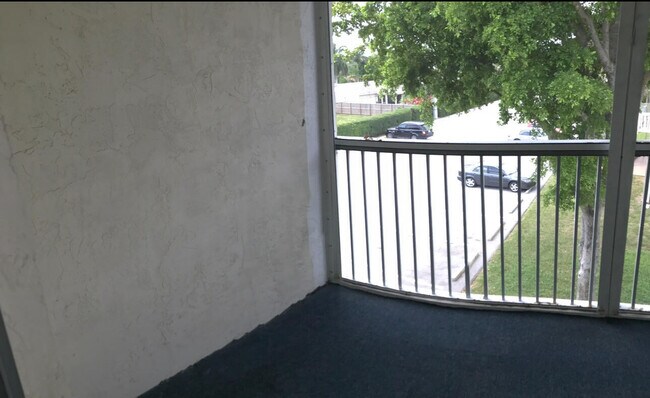 Building Photo - 700 Village Green Ct