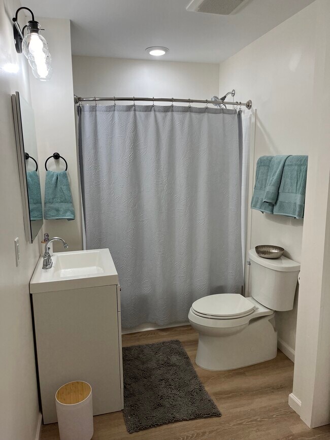 Building Photo - Furnished Columbus