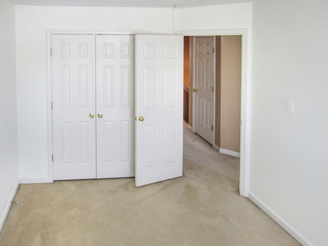 Building Photo - 3 Level Inner Town Home with 1 Car Garage ...