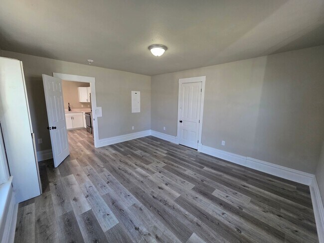 Building Photo - 218 E Baldwin Ave