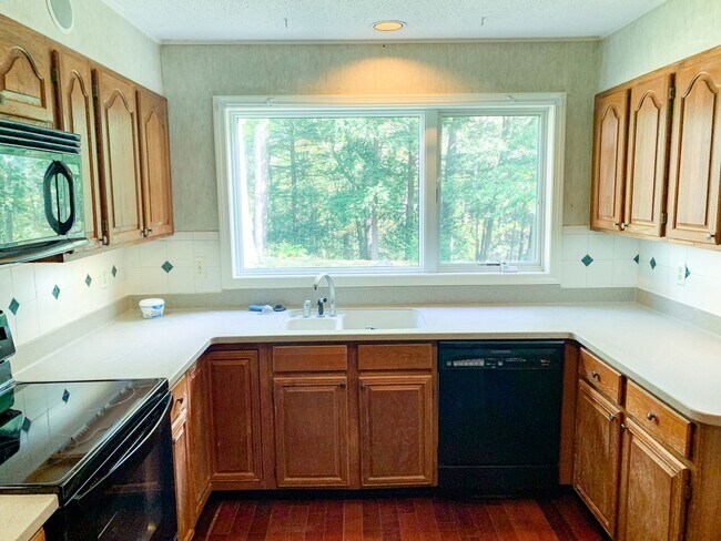 Building Photo - 3 Bedroom Condo Available for Aug. 1st