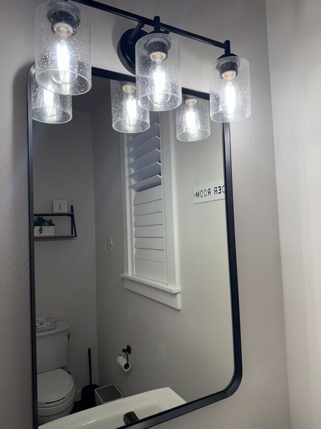 Building Photo - Beautiful Home with lots of upgrades.... A...
