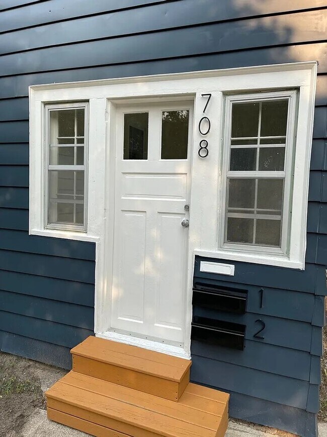 Building Photo - Lower 2 Bedroom Duplex Great Location!