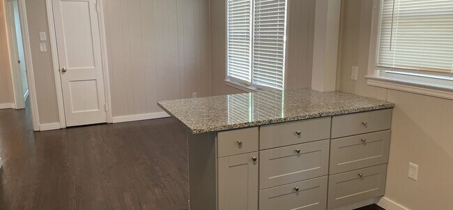 Building Photo - 2/1 Renovated House with fenced in lawn av...