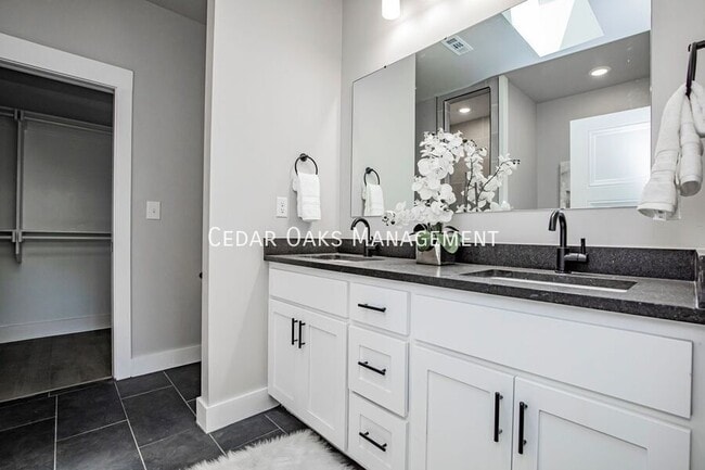 Building Photo - 118 E Mountain St