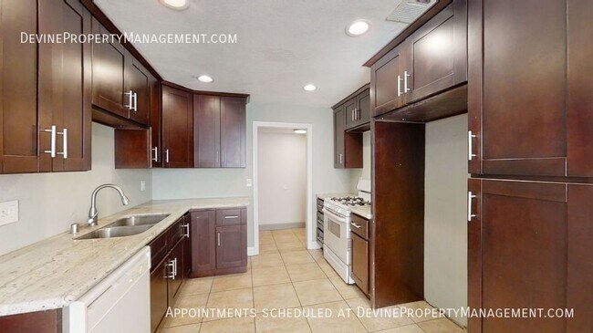 Building Photo - 12995 Chestnut Ave