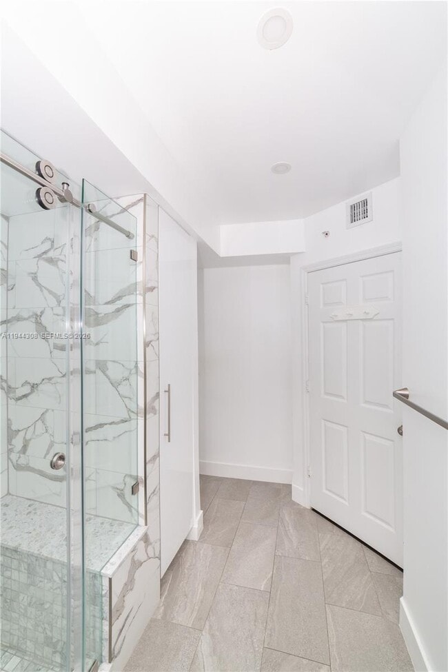 Building Photo - 17150 N Bay Rd