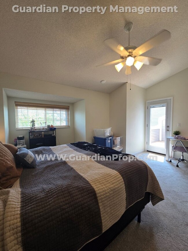 Building Photo - Plymouth Town Home (Wayzata Schools), Larg...