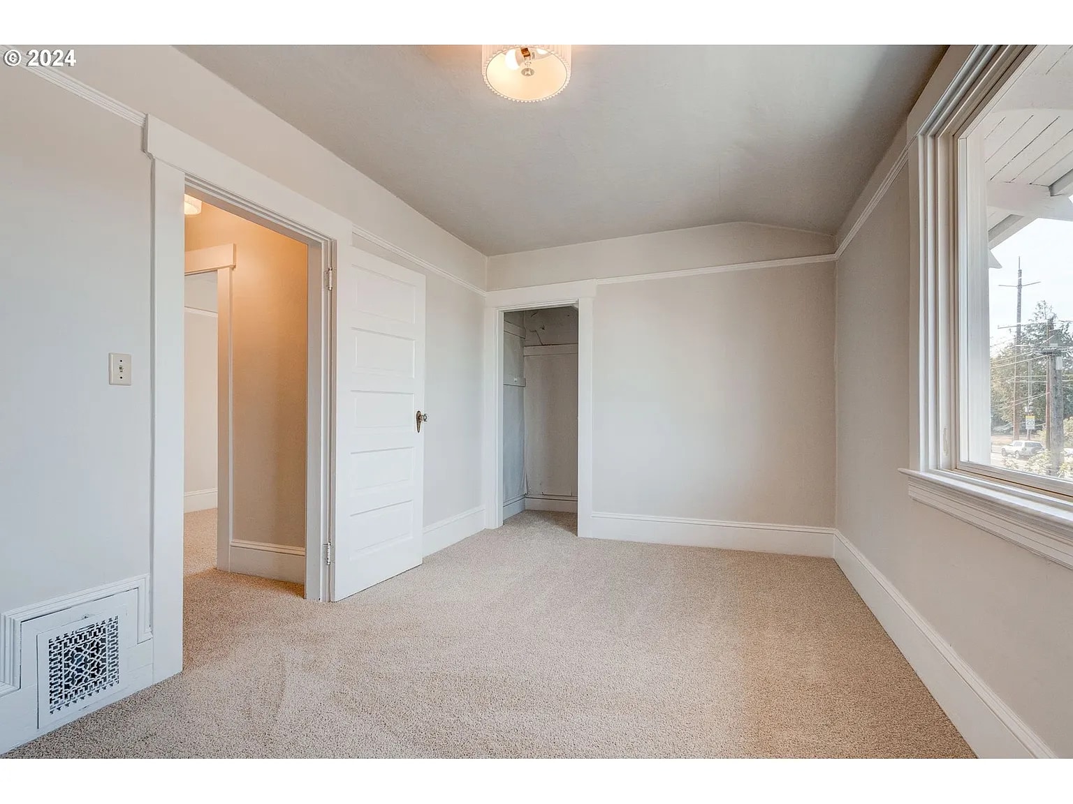 Building Photo - 6906 N Vancouver Ave