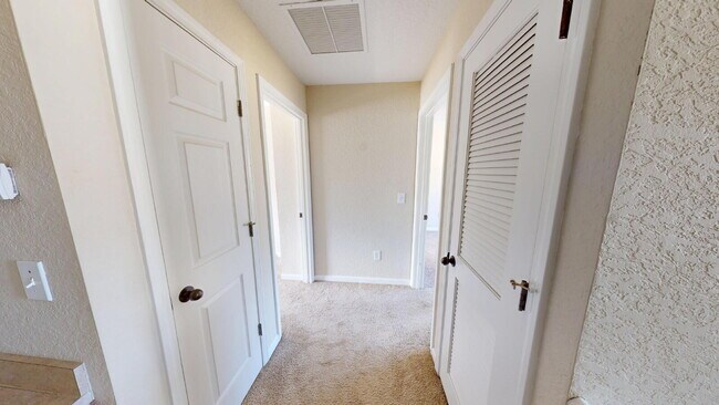 Building Photo - "Charming 2-Bed, 3-Bath Townhouse Retreat in Jacksonville - 1,176 Sq. Ft. of Comfort and Style!"