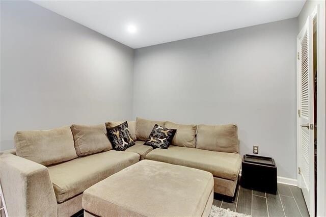 Building Photo - 279 Roslyn Ct