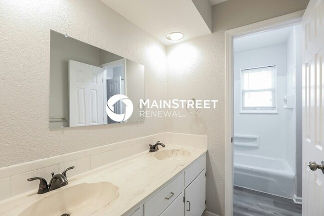 Building Photo - 3 Bedroom Pet-Friendly Home in Blue Springs, MO with Main Street Renewal