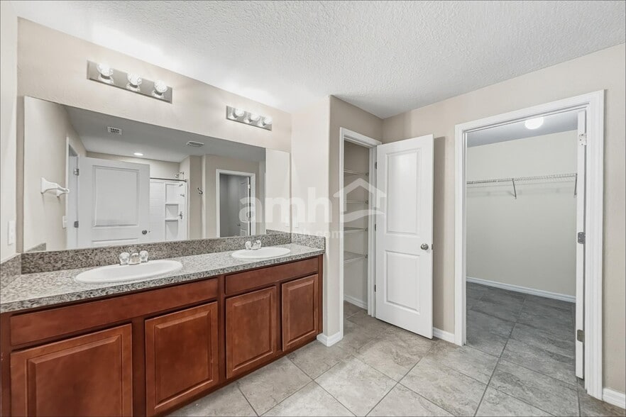 Building Photo - 10132 Carloway Hills Dr
