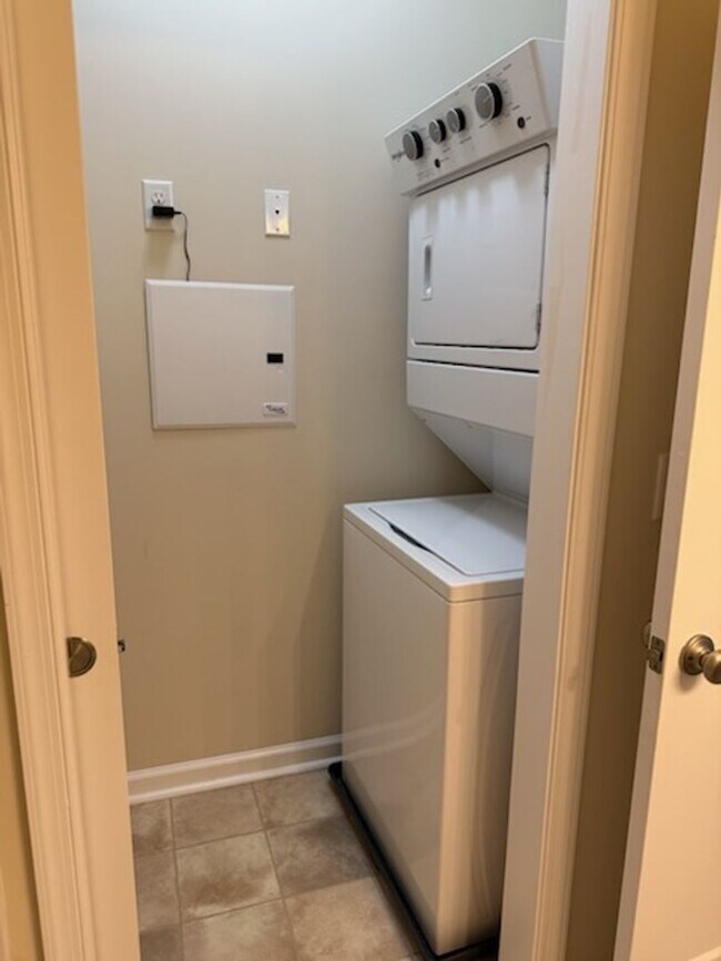 Building Photo - Wow! Incredible Luxury Townhome in Williamsburg!