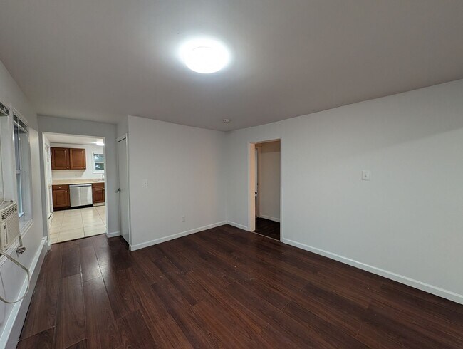 Building Photo - Stunning 3 bedroom 2 bathroom single famil...