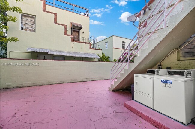 Building Photo - 2822 Pine Tree Dr