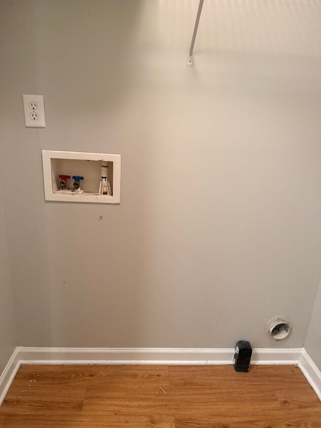 Building Photo - Well Maintained 3 Bedroom Townhome - Neigh...