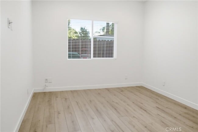 Building Photo - 215 E 2nd St