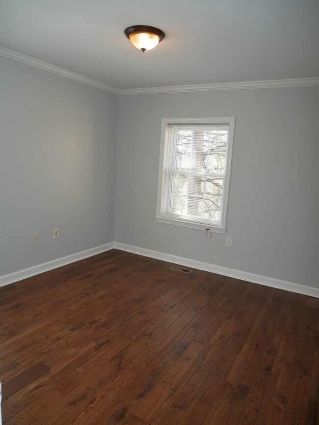 Building Photo - 4 Bedroom 3.5 Bath Corner Unit Townhouse o...