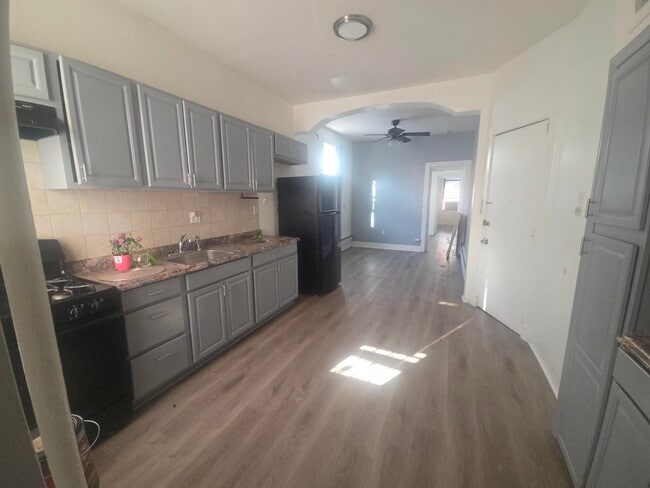 Building Photo - 819 24th St