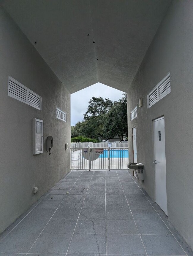 Building Photo - 108 N Lake Cir