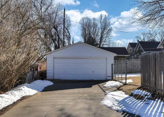 Building Photo - 923 N 49th St