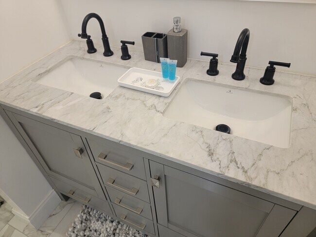 Building Photo - 401 S Ann St