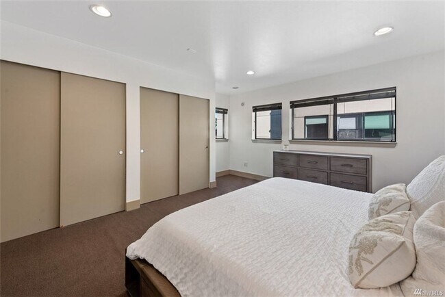 Building Photo - 2Bd/1.75Ba Seattle Townhouse