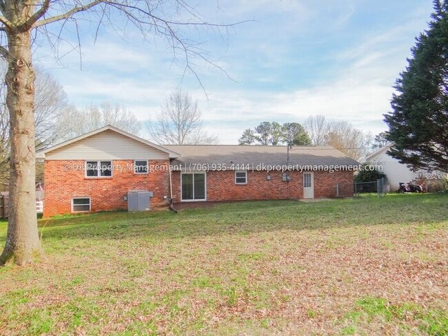 Building Photo - East Brainerd House with Fenced in Yard!